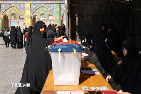 Cử tri Iran bỏ phiếu bầu Quốc hội tại Tehran. (Ảnh: AFP/TTXVN)
