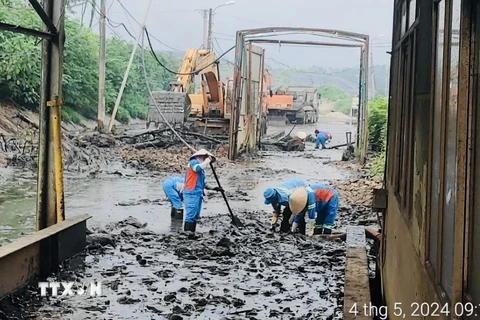 Công ty CP Xây dựng dịch vụ và thương mại 68 nhanh chóng khắc phục triệt để, thu gom toàn bộ lượng bùn thải phát sinh ra tuyến đường nội bộ, hôm 4/5. (Ảnh: Minh Nghĩa/TTXVN)