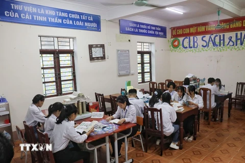 Học sinh trường THPT Lạng Giang số 3 đọc sách tại thư viện nhà trường. (Ảnh: Danh Lam/TTXVN)