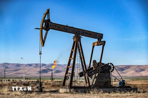 Một giếng dầu tại thị trấn Qahtaniyah, tỉnh Hasakah, đông bắc Syria. (Ảnh: AFP/TTXVN)