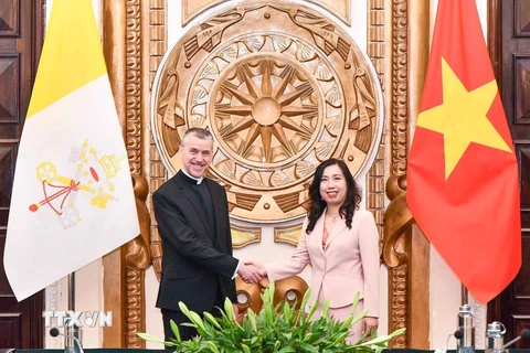 Thứ trưởng Bộ Ngoại giao Lê Thị Thu Hằng và Thứ trưởng Bộ Ngoại giao Tòa thánh Vatican, Đức ông Miroslaw Stanislaw Wachowski. (Ảnh: Doãn Tấn/TTXVN)