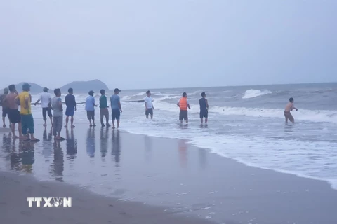 Địa điểm xảy ra vụ đuối nước ở bãi biển xã Xuân Hội (huyện Nghi Xuân, Hà Tĩnh). (Ảnh: TTXVN phát)