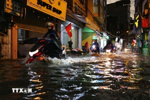 Mưa lớn gây ngập trên phố Bùi Xương Trạch, quận Thanh Xuân. (Ảnh: Tuấn Anh/TTXVN)
