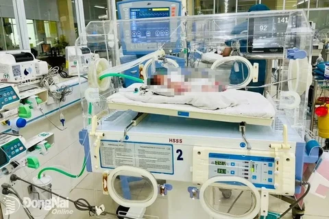 Em bé đang được theo dõi, điều trị tại Bệnh viện Nhi đồng Đồng Nai. (Nguồn: Báo Đồng Nai)