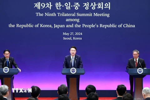 Tổng thống Hàn Quốc Yoon Suk Yeol (giữa), Thủ tướng Trung Quốc Lý Cường (phải) và Thủ tướng Nhật Bản Kishida Fumio trong cuộc họp báo tại Hội nghị thượng đỉnh ba bên ở Seoul, Hàn Quốc, ngày 27/5. (Ảnh: Yonhap/TTXVN)