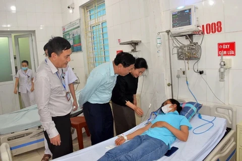 Lãnh đạo huyện Yên Thành và Sở Y tế Nghệ An thăm hỏi bệnh nhân. (Nguồn: Sức khỏe & Đời sống)