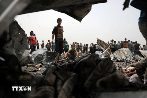 Cảnh tàn phá sau cuộc không kích của Israel xuống khu lều trại dành cho người tị nạn ở Rafah, Dải Gaza, ngày 27/5. (Ảnh: THX/TTXVN)