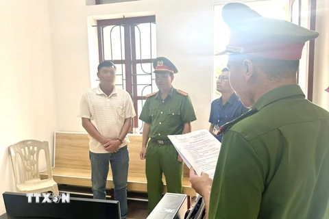 Cơ quan Công an đọc quyết định khởi tố và bắt tạm giam Nguyễn Đức Hứa. (Ảnh: TTXVN phát)