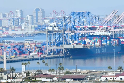 Hoạt động tại cảng hàng hóa Long Beach ở California, Mỹ. (Ảnh: AFP/TTXVN)