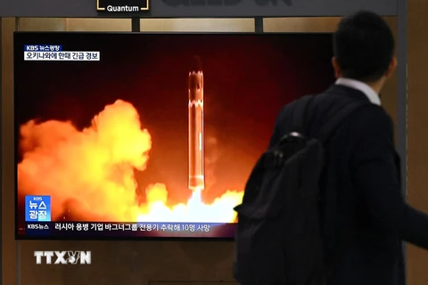 Hình ảnh do truyền thông Hàn Quốc phát trên truyền hình ở Seoul về vụ phóng thử một tên lửa của Triều Tiên. (Ảnh: AFP/TTXVN)