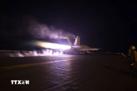Máy bay quân sự của Mỹ tham gia một cuộc tấn công đáp trả lực lượng Houthi tại Yemen. (Ảnh: AFP/TTXVN)