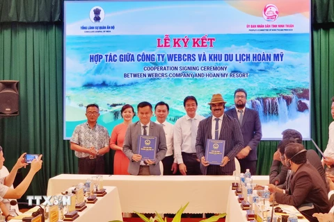 Đại diện Công ty WebCRSTravel của Ấn Độ và Hoàn Mỹ Resort của Ninh Thuận ký kết biên bản ghi nhớ hợp tác. (Ảnh: Nguyễn Thành/TTXVN)