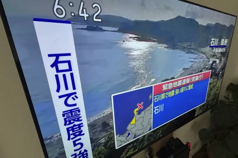 Thông tin trận động đất được TV đưa vào buổi sáng 3/6. (Nguồn: AP)
