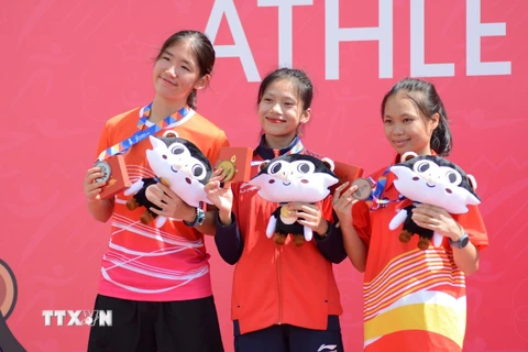 Vận động viên Việt Nam Hoàng Thị Ngọc Anh (giữa) đoạt huy chương Vàng nội dung chạy 3.000m. (Ảnh: Văn Dũng-TTXVN)