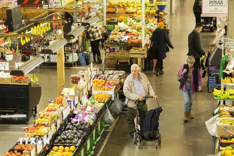 Người tiêu dùng mua sắm tại một siêu thị ở Ontario, Canada. (Ảnh: THX/TTXVN)