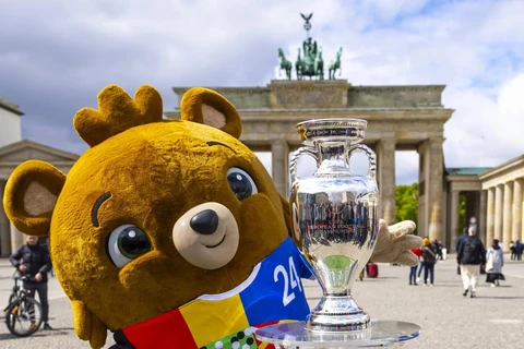 Chú gấu bông Albart - linh vật của EURO 2024