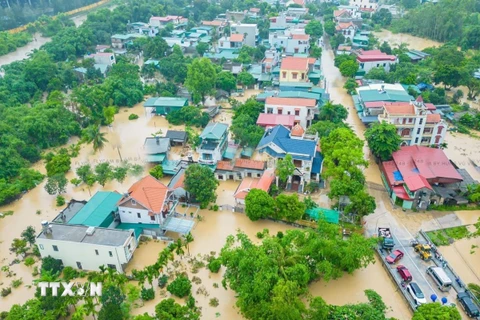 Mưa lớn gây ngập lụt tại thành phố Uông Bí, tỉnh Quảng Ninh. (Ảnh: Thanh Hương/TTXVN phát)
