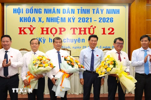 Ông Nguyễn Hồng Thanh (thứ 2, từ trái sang) được bầu giữ chức vụ Phó Chủ tịch UBND tỉnh Tây Ninh nhiệm kỳ 2021-2026. (Ảnh: Minh Phú/TTXVN)