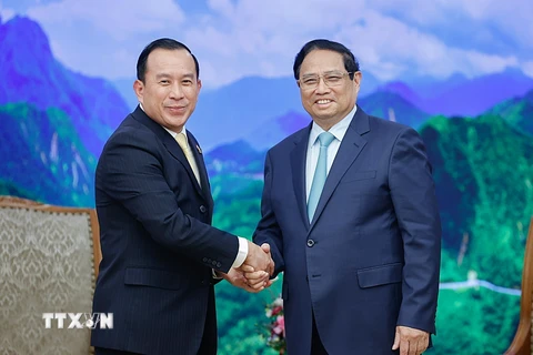 Thủ tướng Phạm Minh Chính tiếp Bộ trưởng Thanh tra Campuchia Huot Hak. (Ảnh: Dương Giang/TTXVN)