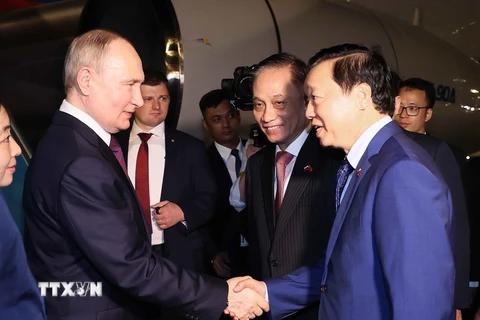 Trưởng Ban Đối ngoại Trung ương Lê Hoài Trung và Phó Thủ tướng Trần Hồng Hà đón Tổng thống Liên bang Nga Vladimir Putin tại Sân bay Quốc tế Nội Bài. (Ảnh: An Đăng/TTXVN)