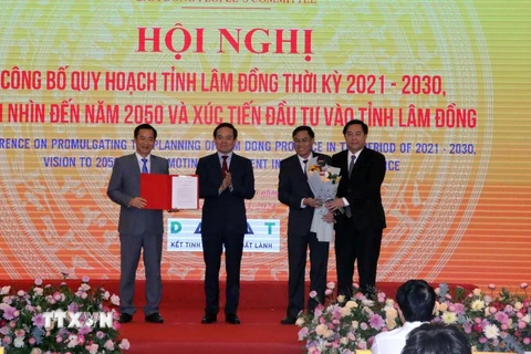 Phó thủ tướng Trần Lưu Quang thay mặt Chính phủ trao Quyết định phê duyệt Quy hoạch tỉnh Lâm Đồng thời kỳ 2021-2030. (Ảnh: Quốc Hùng/TTXVN)