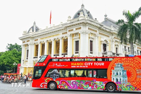 Hà Nội có thêm tuyến xe buýt city tour số 04 đi Bát Tràng trong năm 2024. (Ảnh minh họa: Khánh Hòa/TTXVN)