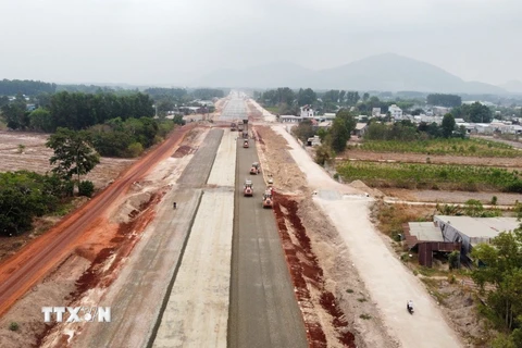 Thi công dự án thành phần 3 cao tốc Biên Hòa-Vũng Tàu đoạn qua địa bàn thị xã Phú Mỹ, tỉnh Bà Rịa-Vũng Tàu. (Ảnh: Hoàng Nhị/TTXVN)