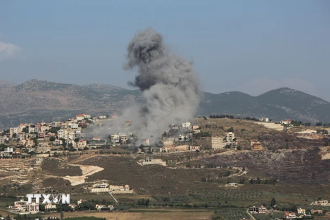 Khói bốc lên sau một cuộc không kích của Israel tại Aitaroun, Liban, ngày 8/6/2024. (Ảnh: THX/TTXVN)