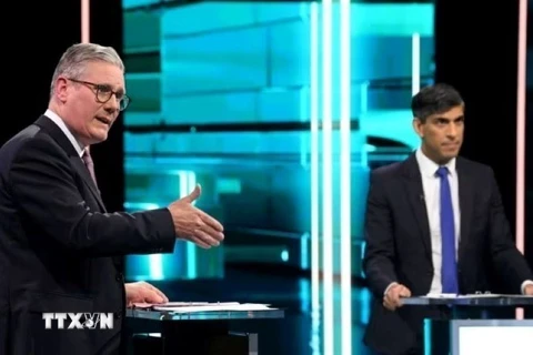 Thủ tướng Anh Rishi Sunak (phải) và lãnh đạo Công đảng Keir Starmer trong cuộc tranh luận trực tiếp đầu tiên trên truyền hình, ở Manchester, ngày 4/6/2024. (Ảnh: ITV/TTXVN)