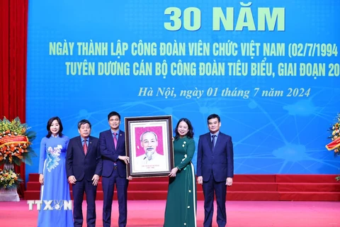 Phó Chủ tịch nước Võ Thị Ánh Xuân tặng bức ảnh chân dung Bác Hồ cho Công đoàn Viên chức Việt Nam. (Ảnh: Minh Đức/TTXVN)