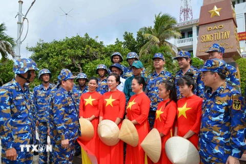 Tư lệnh Hải quân (thứ 3 bên trái sang) và đại biểu đoàn công tác thăm hỏi, động viên quân và dân đảo Song Tử Tây. (Ảnh: TTXVN phát)