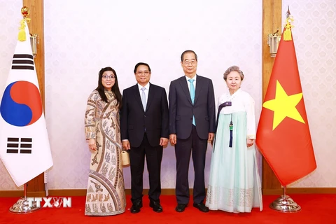 Thủ tướng Phạm Minh Chính và Phu nhân cùng Thủ tướng Hàn Quốc Han Duck Soo và Phu nhân. (Ảnh: Dương Giang/TTXVN)