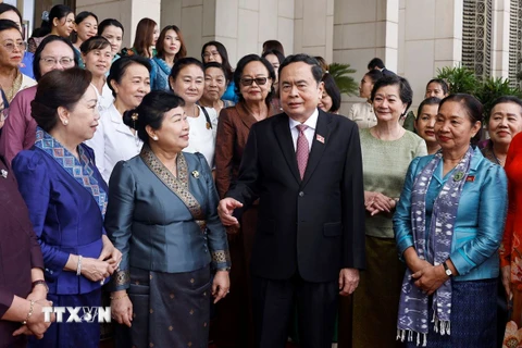 Chủ tịch Quốc hội Trần Thanh Mẫn với đại biểu Hội Phụ nữ và nữ doanh nhân Campuchia và Lào. (Ảnh: Doãn Tấn/TTXVN)