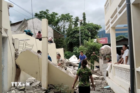 Sạt lở đất làm sập nhà công vụ Trạm y tế xã Nậm Ban (huyện Mèo Vạc, Hà Giang). (Ảnh: TTXVN phát)