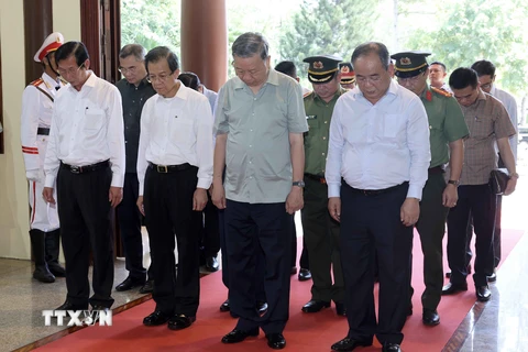 Chủ tịch nước Tô Lâm cùng đoàn công tác thành kính tưởng nhớ Chủ tịch Tôn Đức Thắng. (Ảnh: Nhan Sáng/TTXVN)