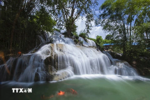 Với cảnh sắc còn hoang sơ, gần gũi thiên nhiên, thác Trăng là một điểm du lịch ấn tượng tại Hòa Bình. (Ảnh: Trọng Đạt/TTXVN)