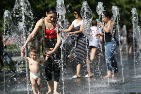 Người dân tránh nóng bên đài phun nước. (Nguồn: The Moscow Times) 