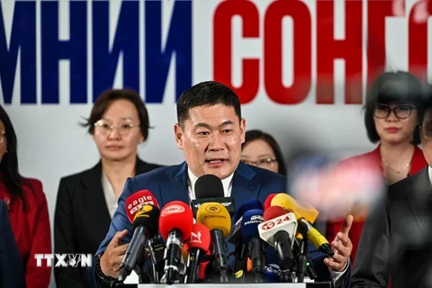 Thủ tướng Mông Cổ, ông Luvsannamsrain Oyun-Erdene (phía trước) trong cuộc họp báo tuyên bố chiến thắng của đảng MPP tại thủ đô Ulaanbaatar, ngày 29/6/2024. (Ảnh: Aaljazeera.com/TTXVN)