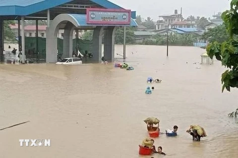 Người dân sơ tán khỏi khu vực ngập lụt tại bang Kachin, Myanmar ngày 1/7/2024. (Ảnh: Radio Free Asia/TTXVN)