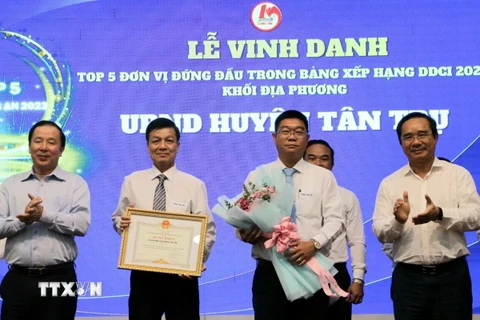 Bí thư Tỉnh ủy, Chủ tịch HĐND tỉnh Nguyễn Văn Được và Chủ tịch UBND Long An Nguyễn Văn Út tặng bằng khen đơn vị đứng đầu trong Bảng xếp hạng Chỉ số năng lực cạnh tranh khối sở, ban, ngành (DDCI) năm 2023. (Ảnh: Thanh Bình/TTXVN)