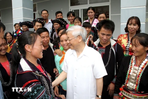 Tổng Bí thư Nguyễn Phú Trọng trò chuyện, động viên đồng bào các dân tộc tại xã Bản Bo, huyện Tam Đường vào tháng 7/2016. (Ảnh: TTXVN phát)