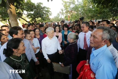 Tổng Bí thư Nguyễn Phú Trọng với nhân dân huyện Đan Phượng (Hà Nội, 15/11/2015). (Ảnh: Trí Dũng/TTXVN)