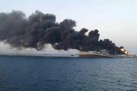 Một con tàu bị Houthi tấn công trên Biển Đỏ. (Ảnh: IRNA/TTXVN)