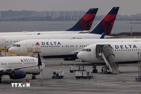 Máy bay của Hãng Delta tại sân bay quốc tế John F. Kennedy ở New York (Mỹ). (Ảnh: AFP/TTXVN)