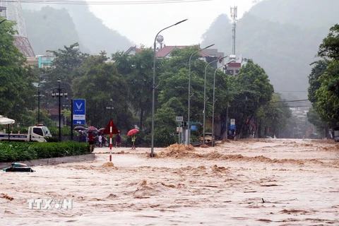 Khu vực đường Trường Chinh, thành phố Sơn La bị ngập sâu, ảnh hưởng đến sinh hoạt và đi lại của người dân. (Ảnh: Quang Quyết/TTXVN)