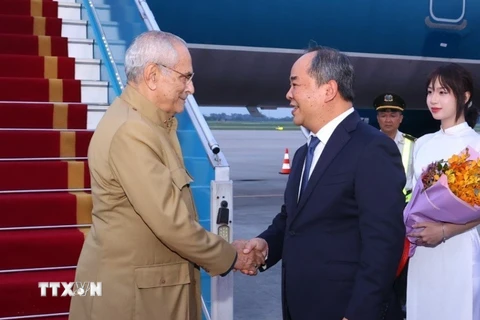 Chủ nhiệm Văn phòng Chủ tịch nước Lê Khánh Hải đón Tổng thống Timor-Leste Jose Ramos-Horta tại Sân bay quốc tế Nội Bài. (Ảnh: Văn Điệp/TTXVN)