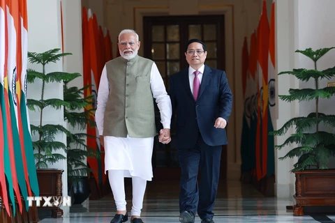 Thủ tướng Phạm Minh Chính​ gặp hẹp Thủ tướng Ấn Độ Narendra Modi. (Ảnh: Dương Giang/TTXVN)