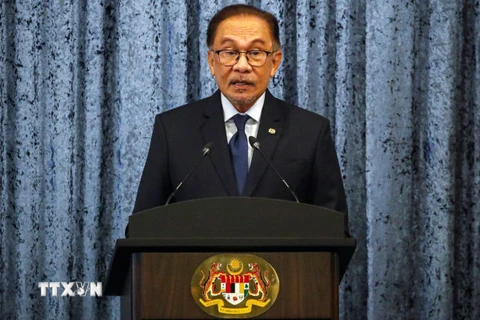 Thủ tướng Malaysia Anwar Ibrahim phát biểu tại cuộc họp báo ở Putrajaya ngày 5/11/2023. (Ảnh: AFP/TTXVN)