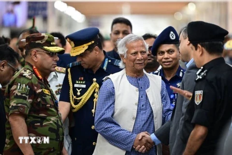 Ông Muhammad Yunus (giữa) tại sân bay Hazrat Shahjalal ở Dhaka ngày 8/8. (Ảnh: Getty Images/TTXVN)