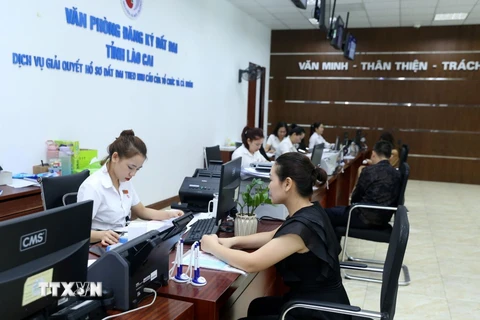 Người dân, doanh nghiệp đến bộ phận một cửa Trung tâm dịch vụ hành chính công tỉnh Lào Cai giải quyết thủ tục hành chính. (Ảnh: Quốc Khánh/TTXVN)